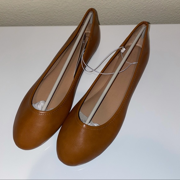 Universal Thread Light Brown Flats 